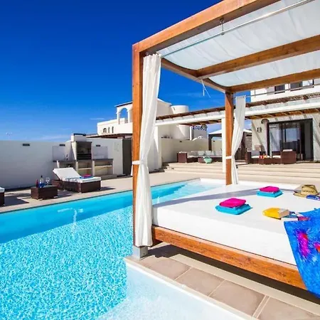 Playa Blanca Sleeps 6 Pool Air Con Wifi Willa
